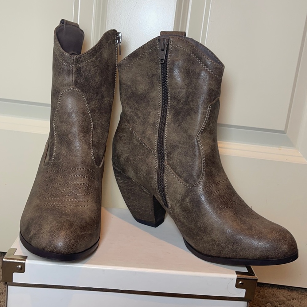 Heel cowboy boots, brown.